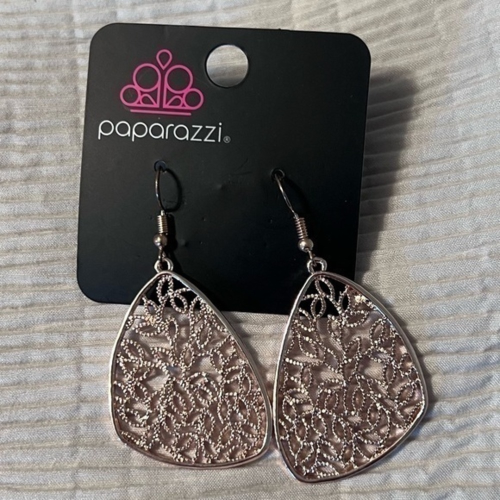 NWT Paparazzi Rose Gold Dangly Earrings‎